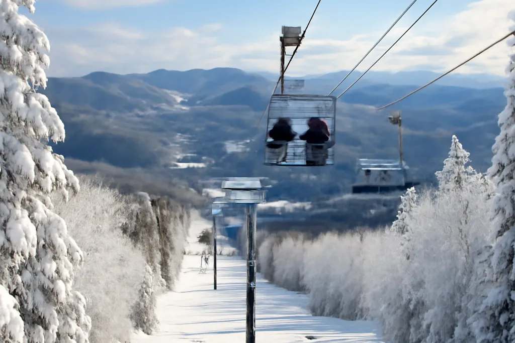 Station de ski des Laurentides enneigée en hiver